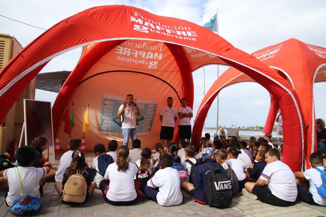 Alumnos del colegio Antonio Zerolo de Arrecife, en la primera jornada de la campaña de 2019.