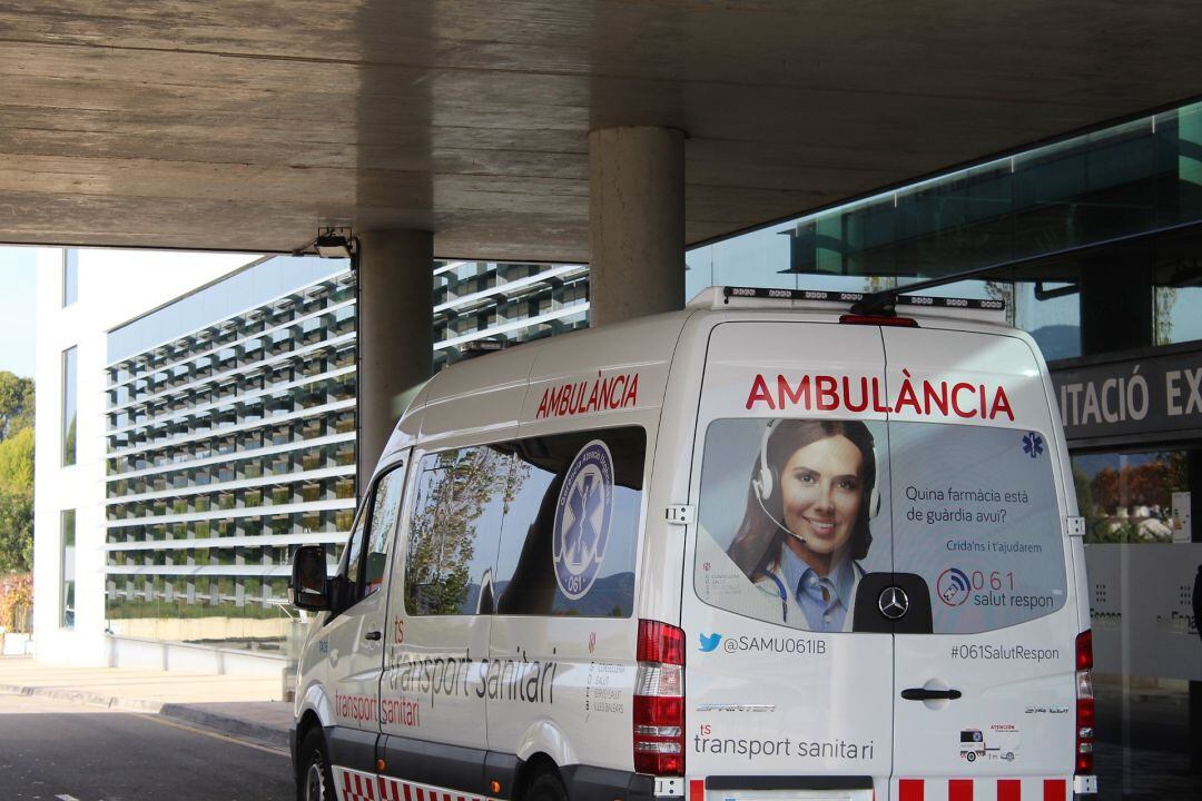 Archivo - Una ambulancia en Son Espases