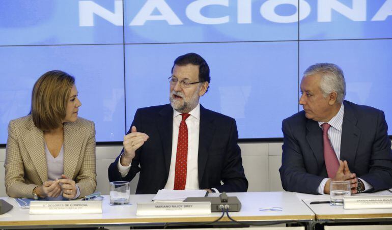 El presidente del Gobierno, Mariano Rajoy (c), presidió la primera reunión del año del Comité Ejecutivo del PP. A su lado María Dolores de Cospedal y Javier Arenas.