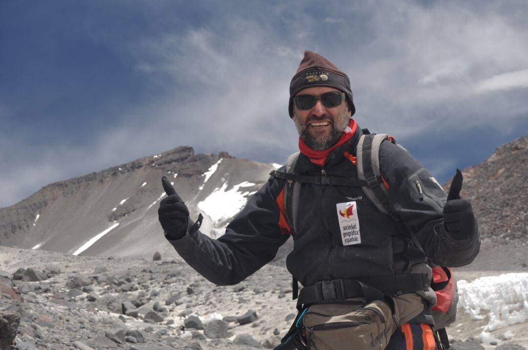 Juan García Arriaza, alpinista mostoleño, corona la cumbre del Ojos del Salado, el volcán más alto del mundo