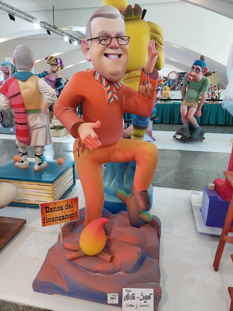 La Exposición del Ninot de las Fallas 2023 abre sus puertas con 750 figuras que rebosan diseño y sátira. Todas ellas quieren salvarse de las llamas gracias al voto popular.