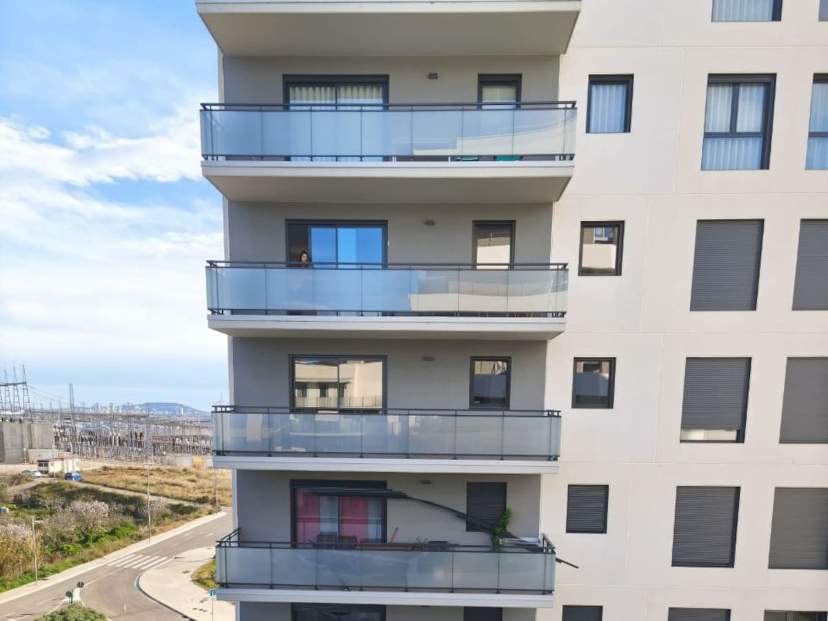 Article 47: Entrar en un pis nou ple d'excrements, persianes que volen i portes trencades