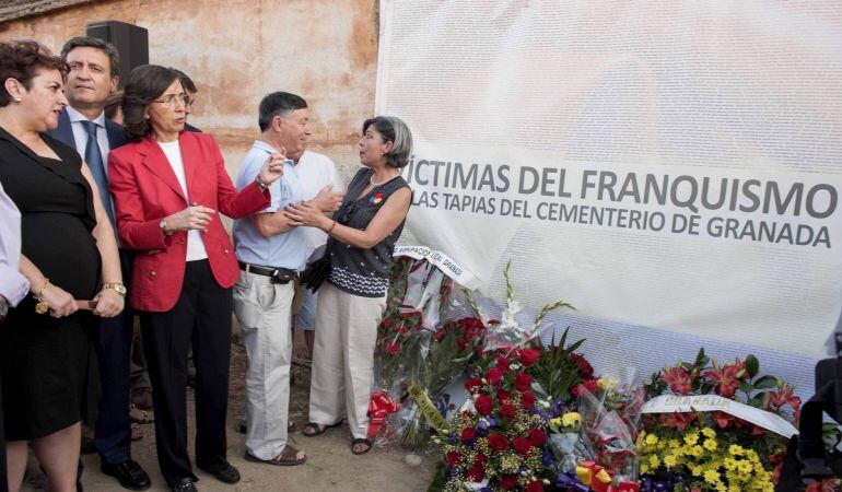 Acto de homenaje a las víctimas del franquismo en la tapia del cementerio de Granada, en la que fueron fusiladas 4.000 personas