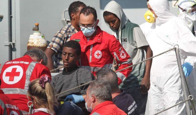 Miembros de la Cruz Roja asisten varios de los 373 rescatados en el naufragio de ayer en las costas libias a bordo del barco de la Marina irlandesa &quot;Lé Niamh&quot; a su llegada al puerto de Palermo.