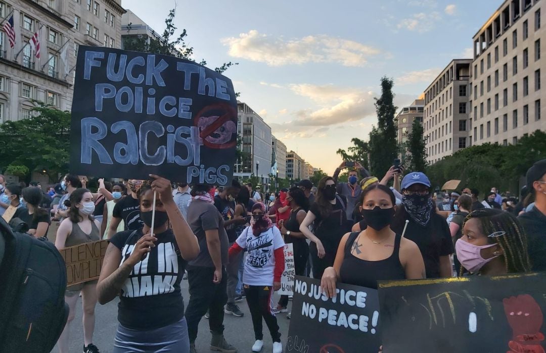 Cientos de manifestantes se concentran en Washington D.C. a las puertas de la Casa Blanca con pancartas y cubiertos con mascarillas, al grito de &quot;Black lives matter&quot;.