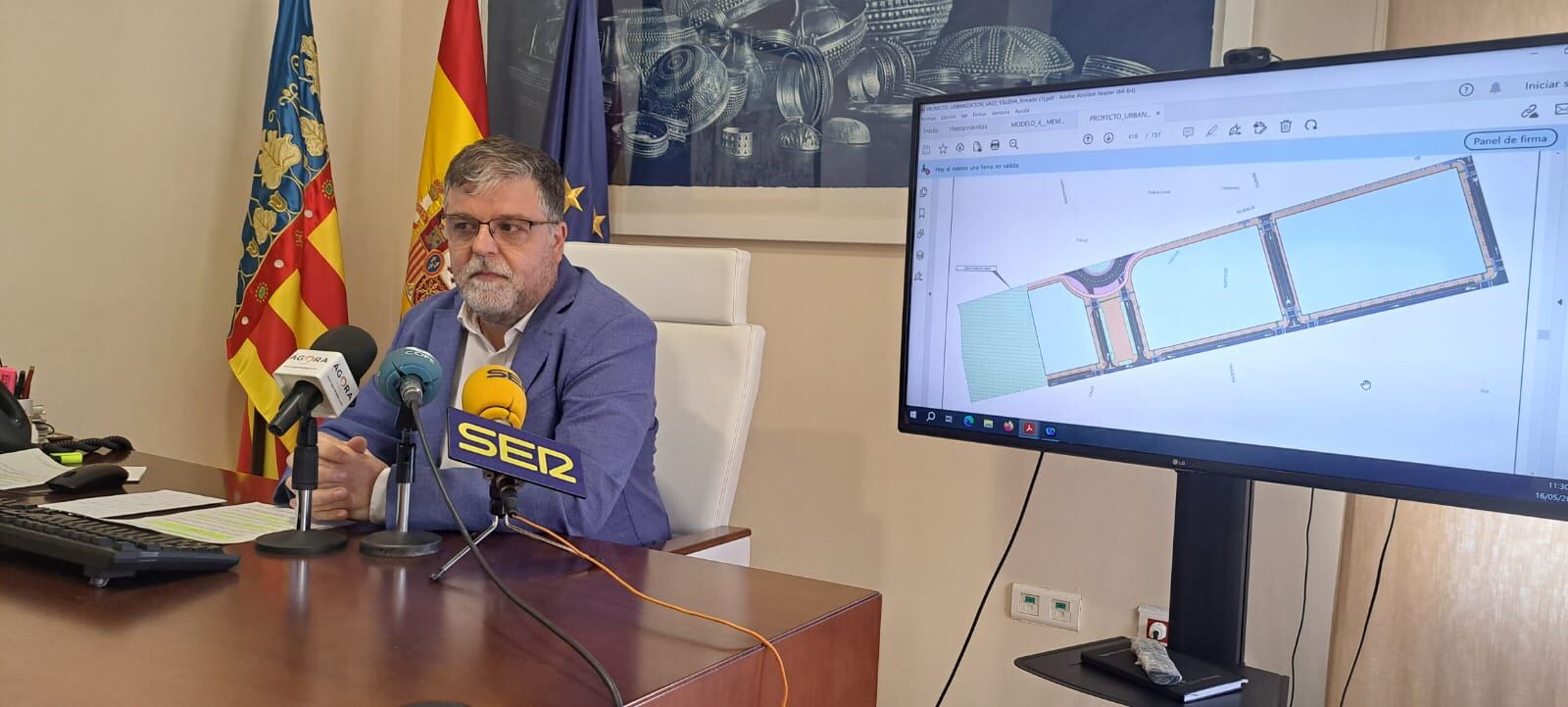 El Alcalde, presentando esta información a los medios