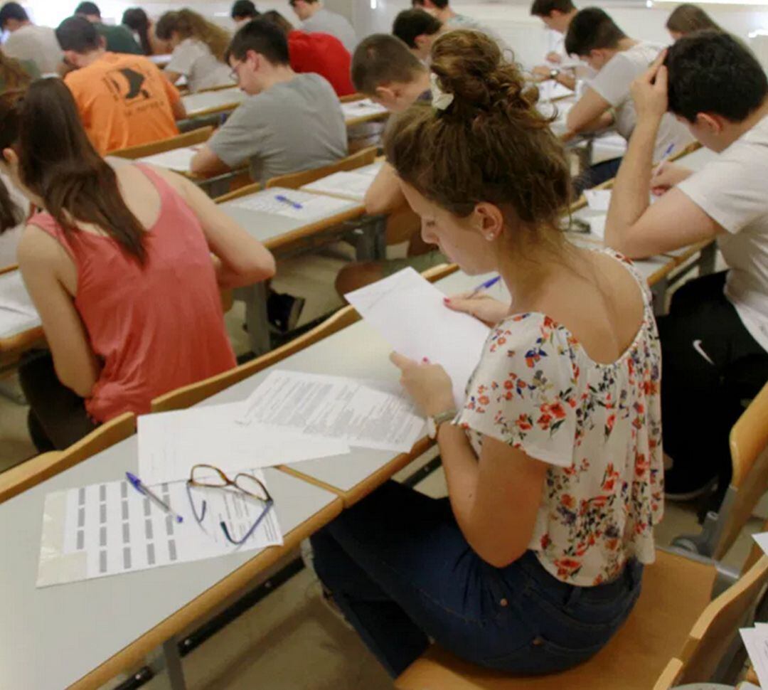 Imágenes de archivo de exámenes en la Universidad de Granada (UGR)