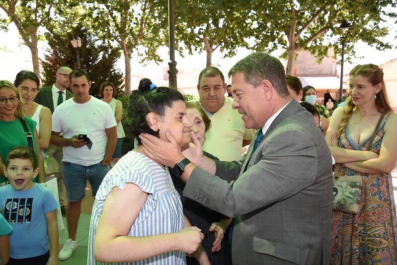 Emiliano García Page saluda a algunos de los usuarios del Centro de Atención Temprana