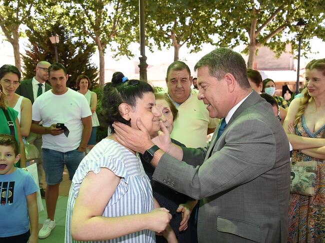 Emiliano García Page saluda a algunos de los usuarios del Centro de Atención Temprana
