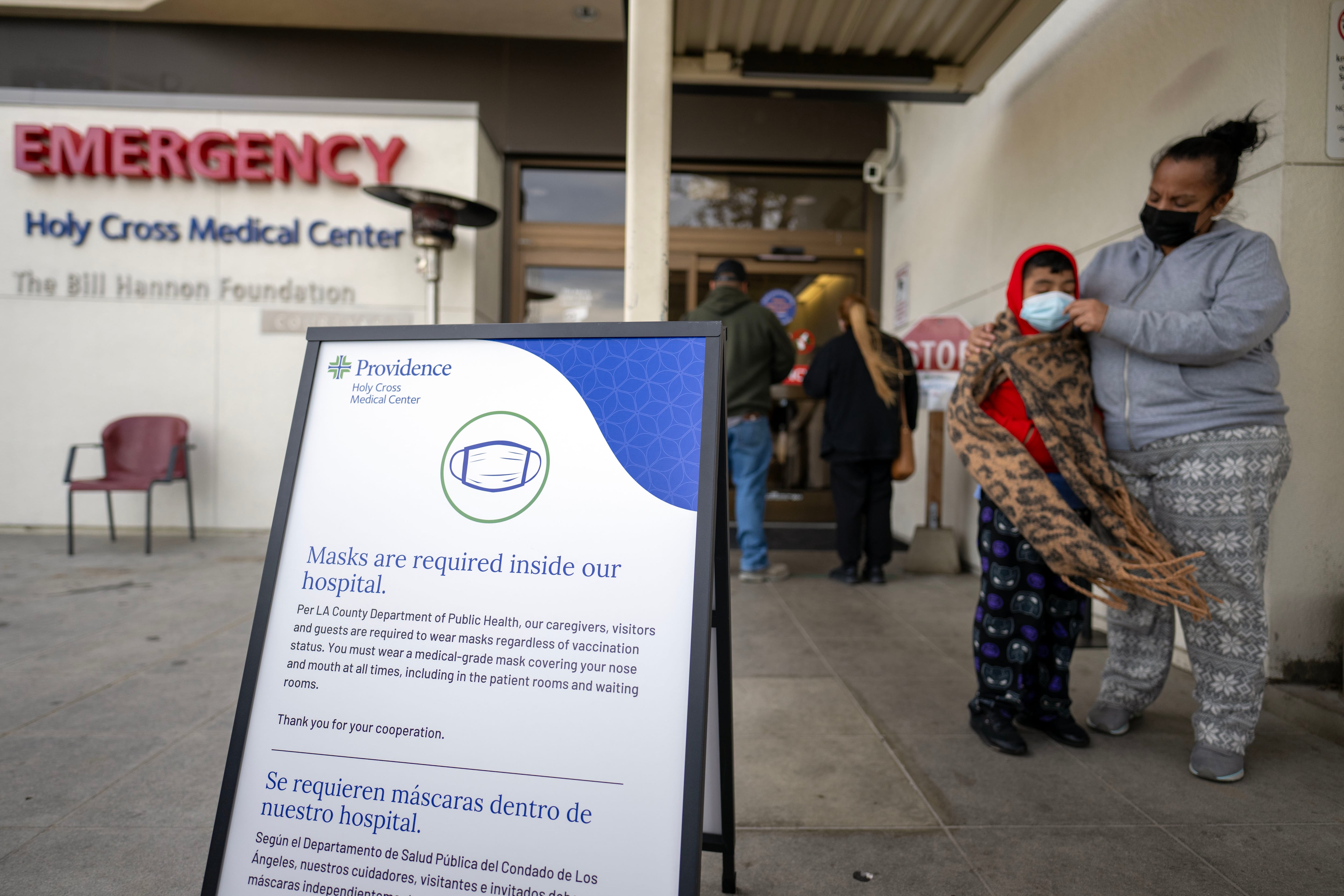 Aviso que indica que es obligatorio usar mascarilla en uno hospital de Los Ángeles