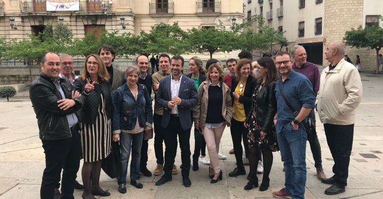 Julio Millán acompañado por su equipo, posa frente al Ayuntamiento.