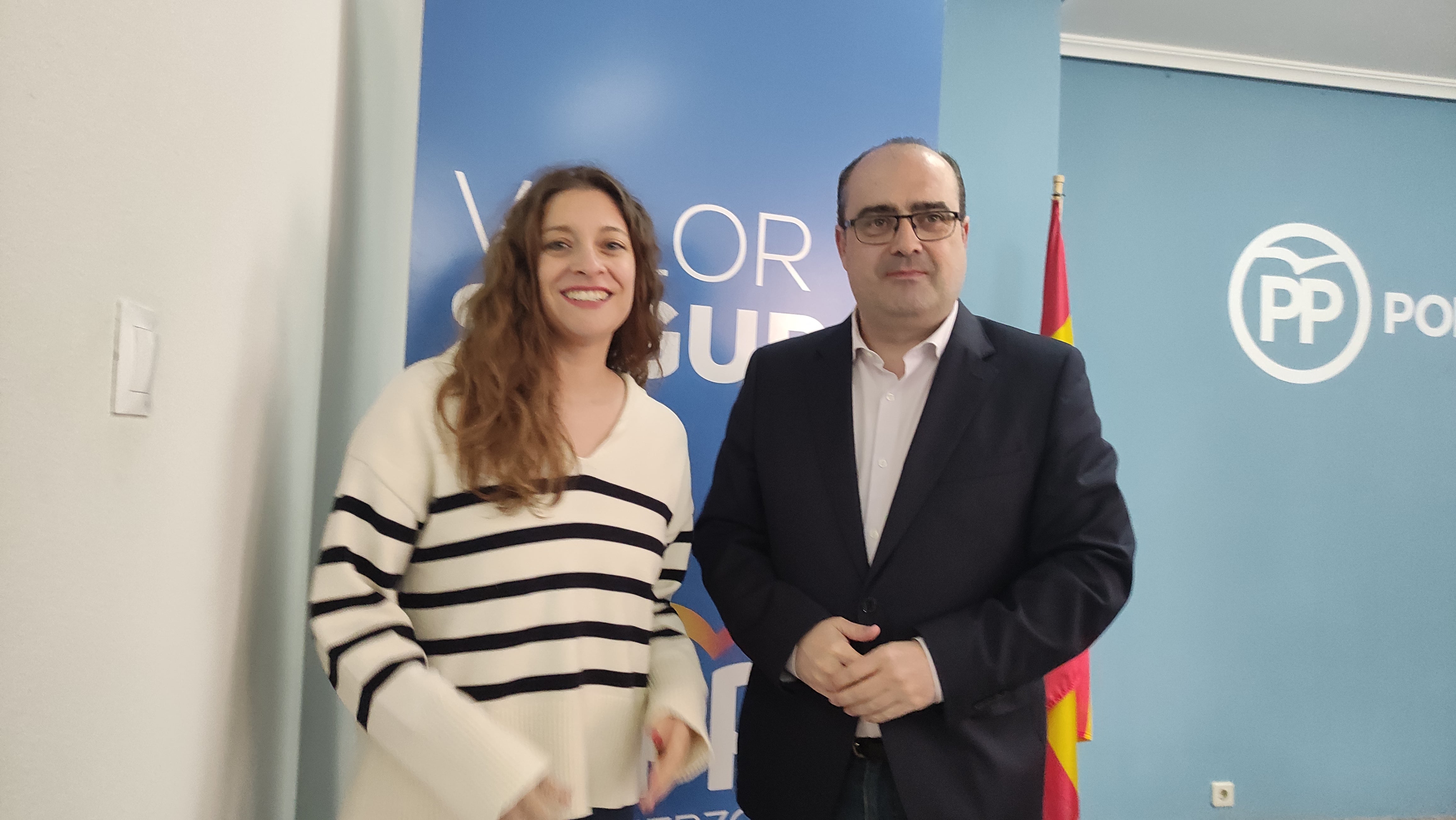 La presidenta provincial del PP-León, Ester Muñoz y el candidato a alcaldía de Ponferrada 2023, Marco Morala