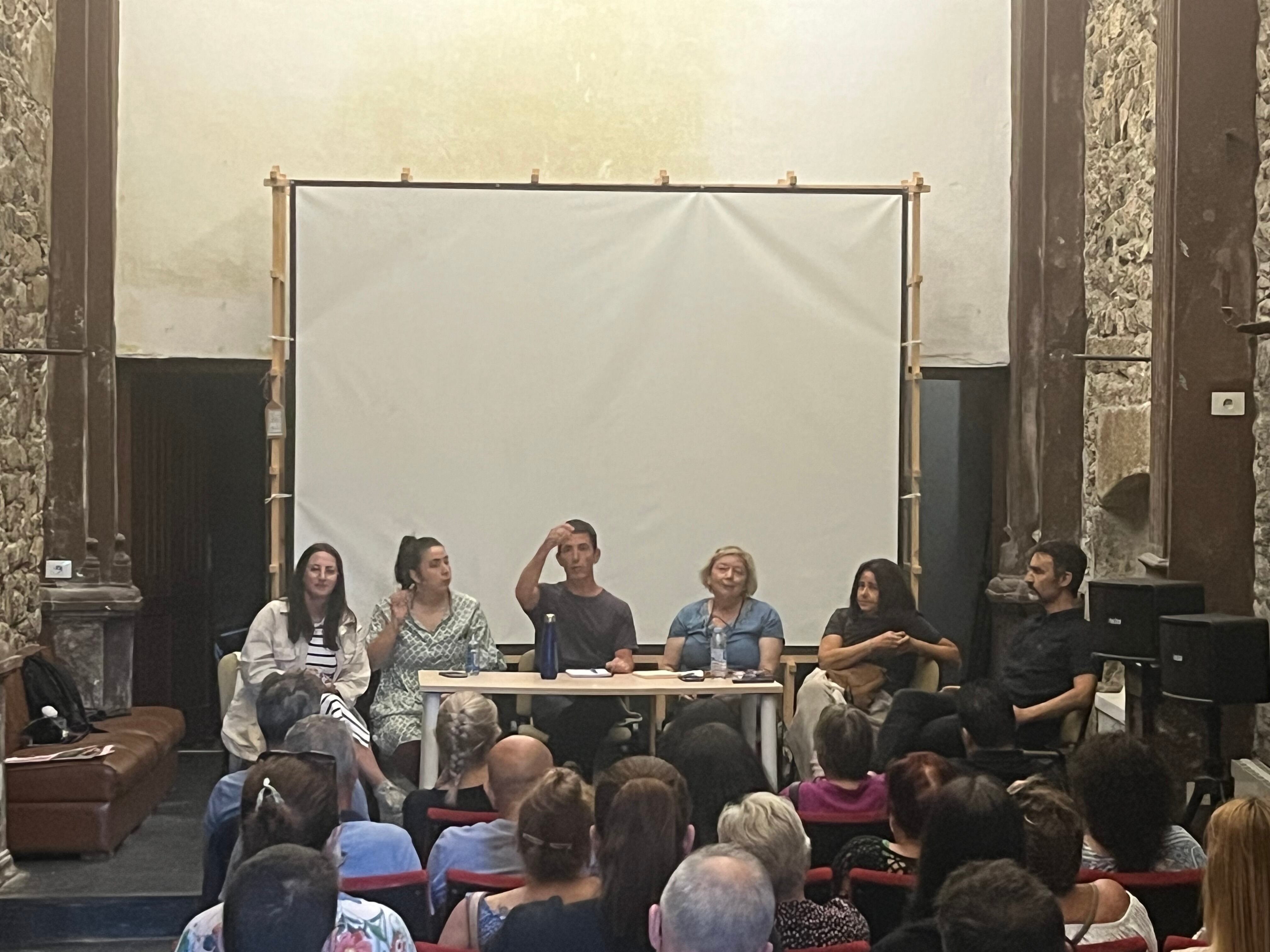 O comité organizador do Mercado Medieval´23 diríxese ao público que enche a capela do Pilar