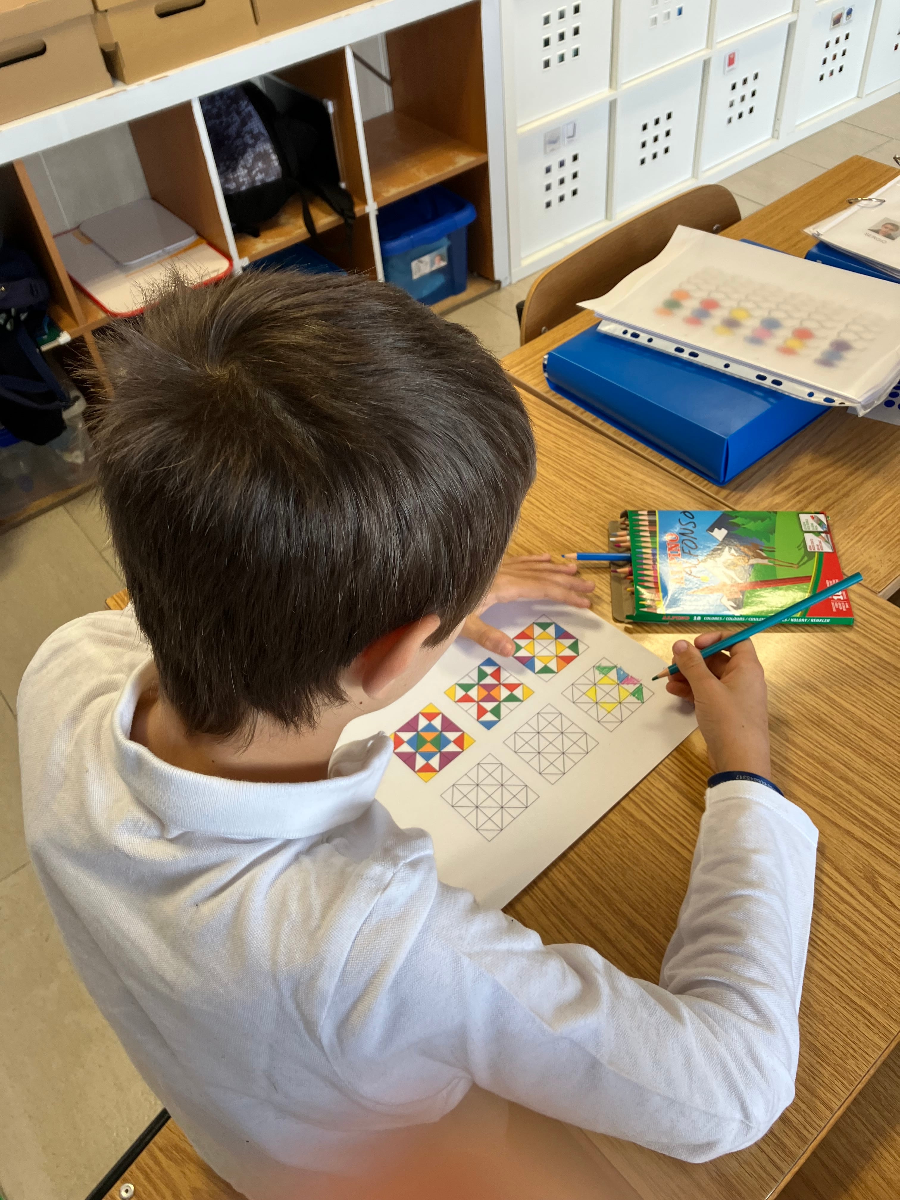 Sergio pinta uno de los dibujos en clase de plástica este viernes