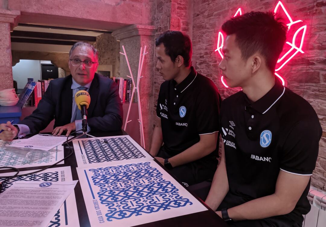 Ramón García, presidente, Peerapat y Panut, jugadores, en la presentación de esta mañana