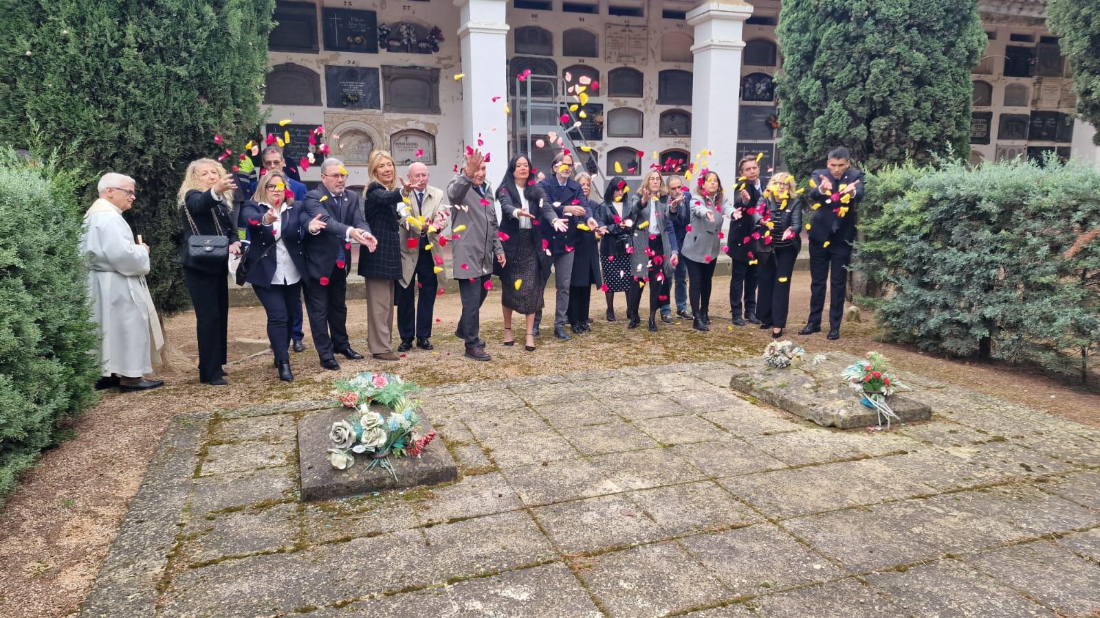 El Ayuntamiento de Huesca ha lanzado pétalos de rosas sobre el osario, en homenaje a los oscenses allí depositados