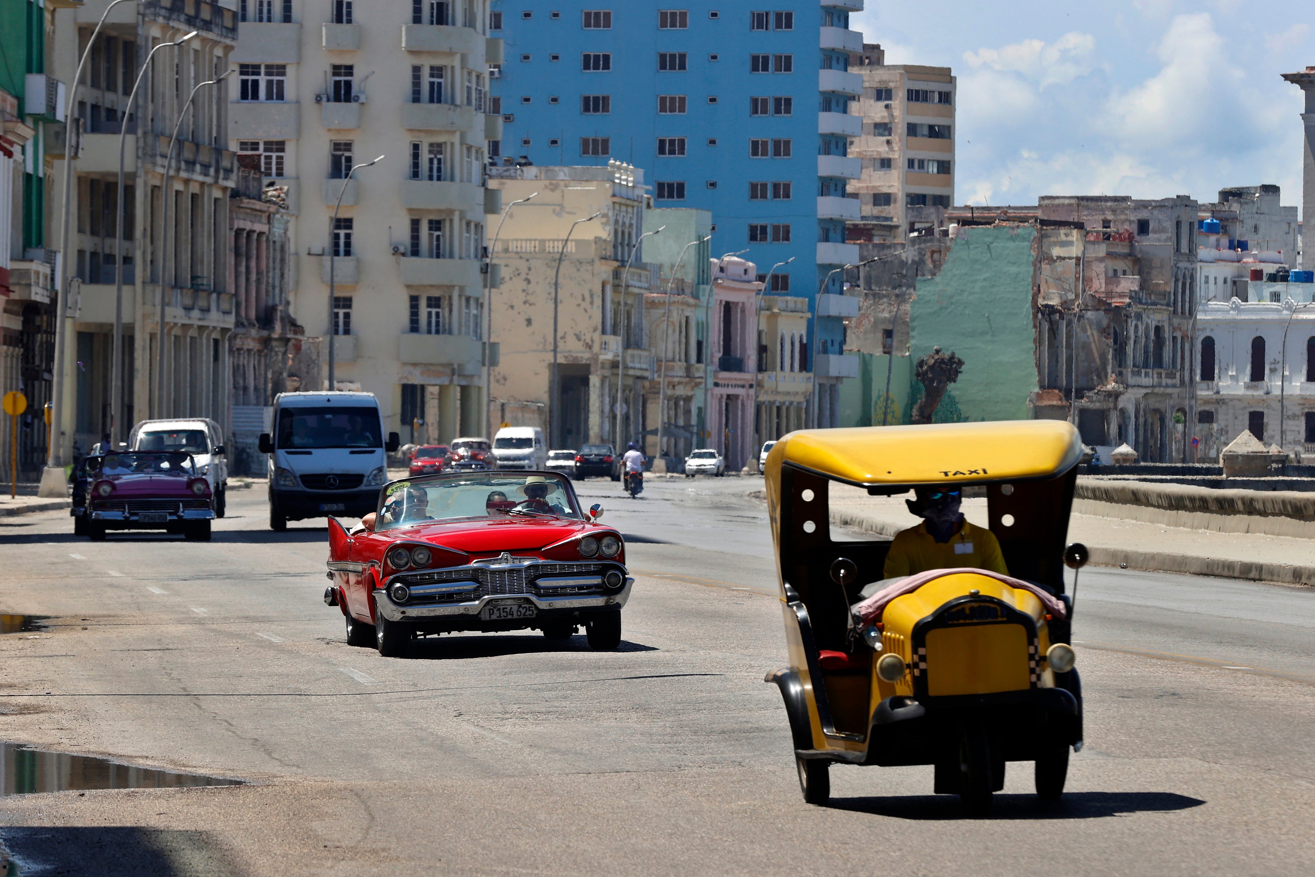 Vehículos transitan por una zona del malecón habanero luego de un apagón en La Habana (Cuba)
