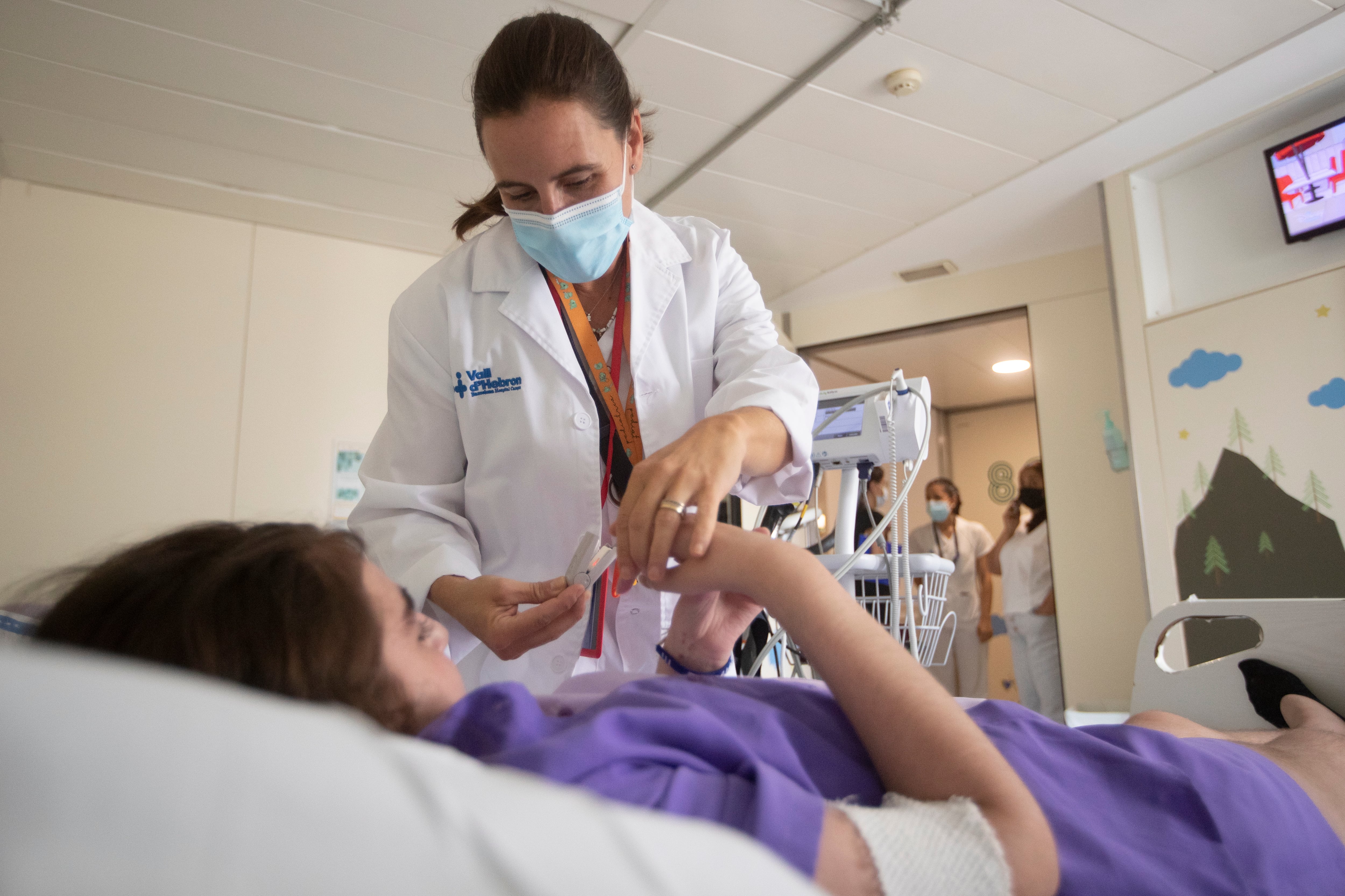 Con solo 11 años, Saray (i) padeció una grave complicación por una gripe A que obligó a trasladarla 400 kilómetros por carretera, desde el Hospital Reina Sofía de Tudela (Navarra) hasta el Vall d'Hebron de Barcelona, conectada a una máquina que la mantenía con vida, en un complejo operativo que culminó con éxito y ahora la niña ya cuenta las horas para recibir el alta