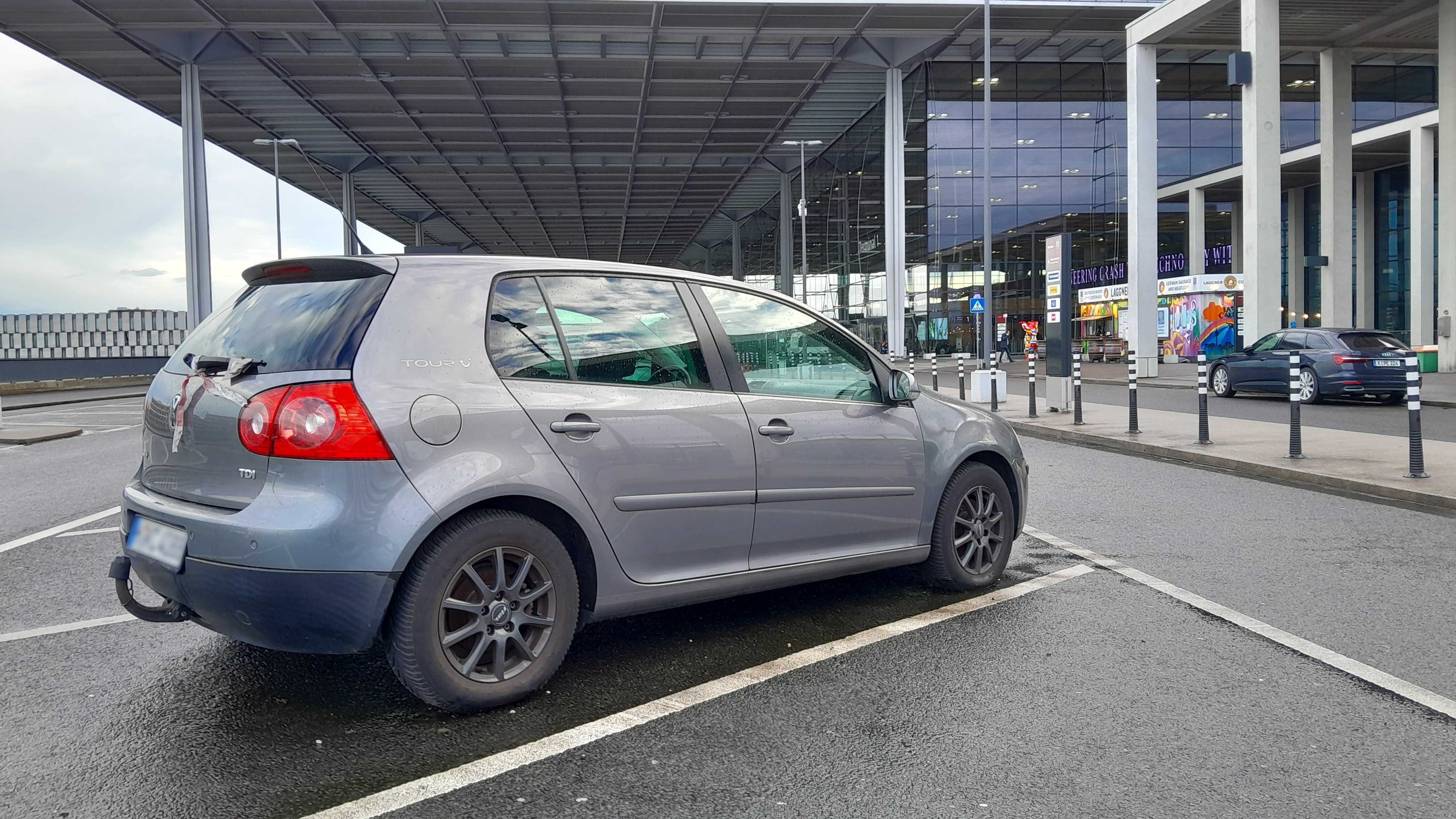 El coche abandonado en el aeropuerto de Berlín-Brandeburgo Willy Brandt.