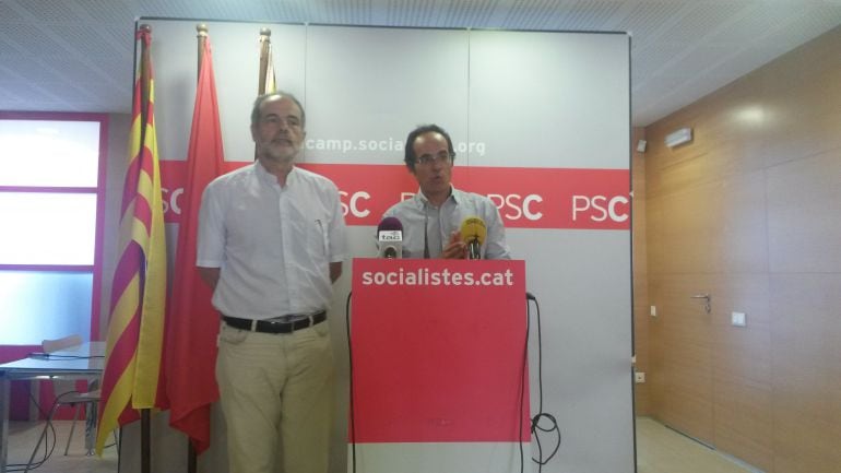 Els diputats del PSC a Madrid, Joan Ruiz i Francesc Vallès, presentant les esmenes de la seva formació política.