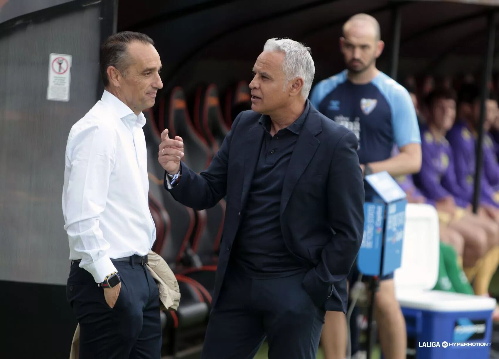 El entrenador del Málaga Sergio Pellicer, dialogando con su homólogo del Eldense José Luis Oltra