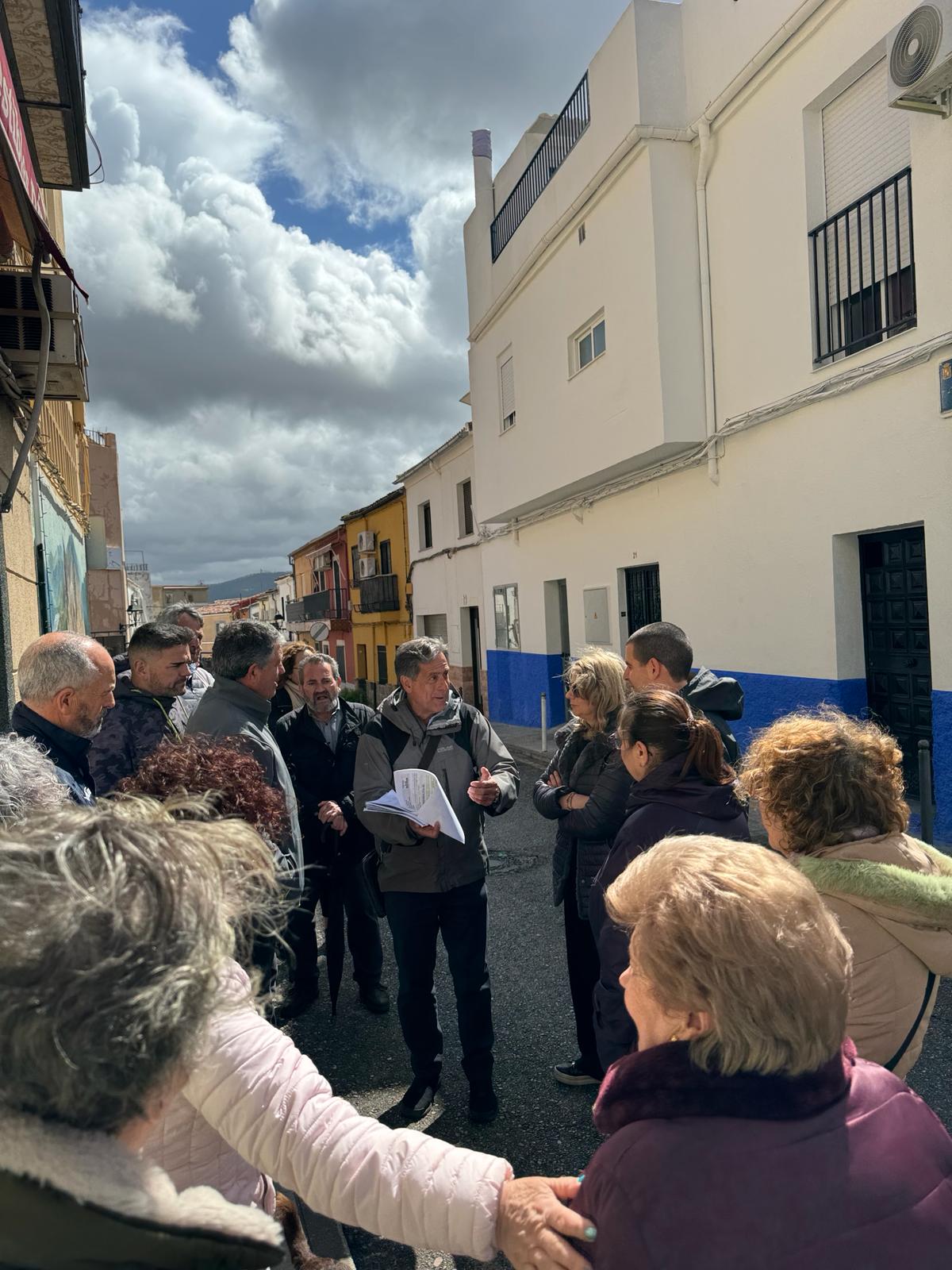 Antonio Losa, concejal de Mantenimiento en el Ayuntamiento de Jaén, con los vecinos del Almendral.