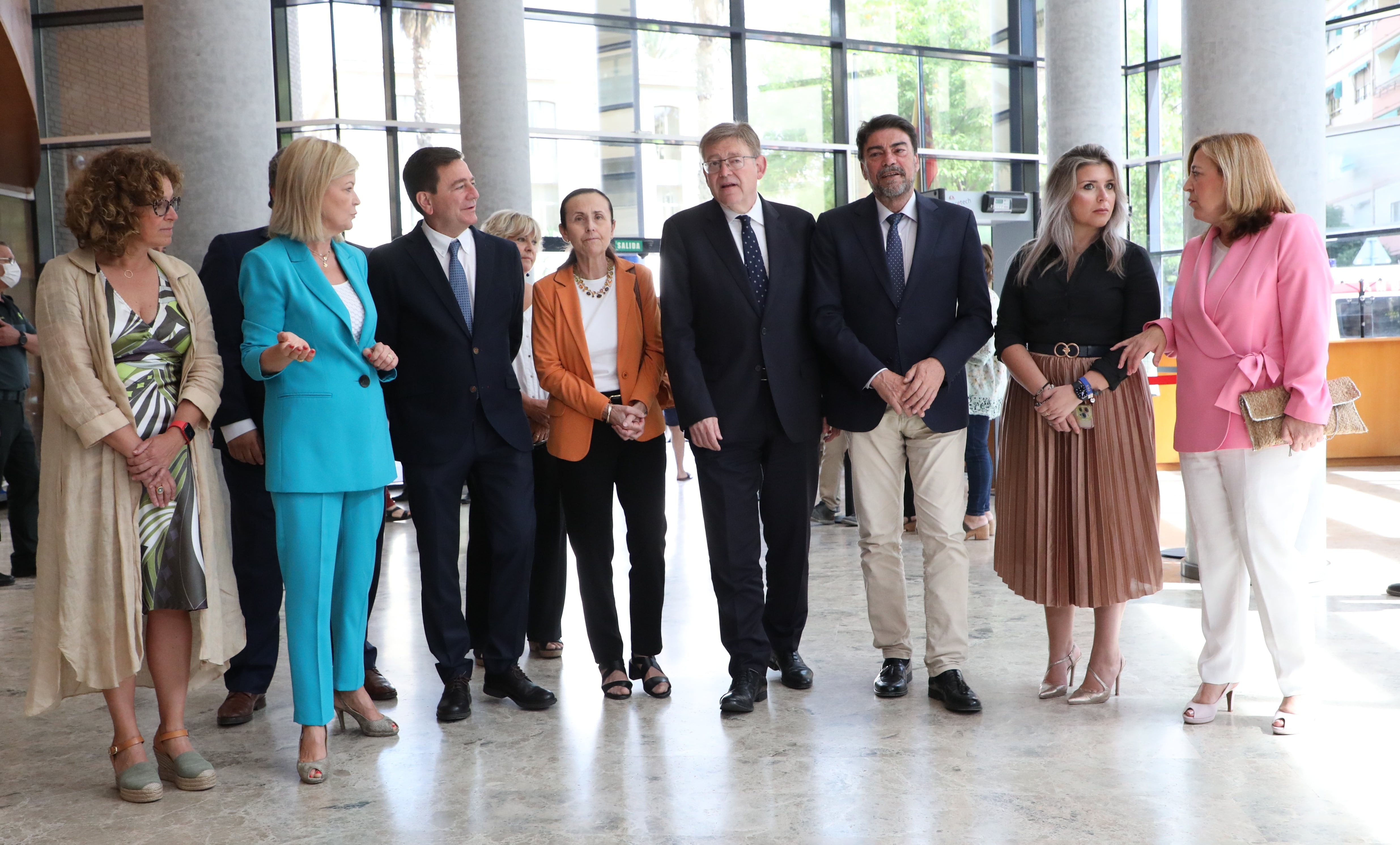 El president Ximo Puig (c), junto con la presidenta del TSJ (i), el alcalde de Alicante, Luis Barcala (d), la consellera Gabriela Bravo y otras autoridades, en la presentación del proyecto de Ciudad de la Justicia de Alicante.