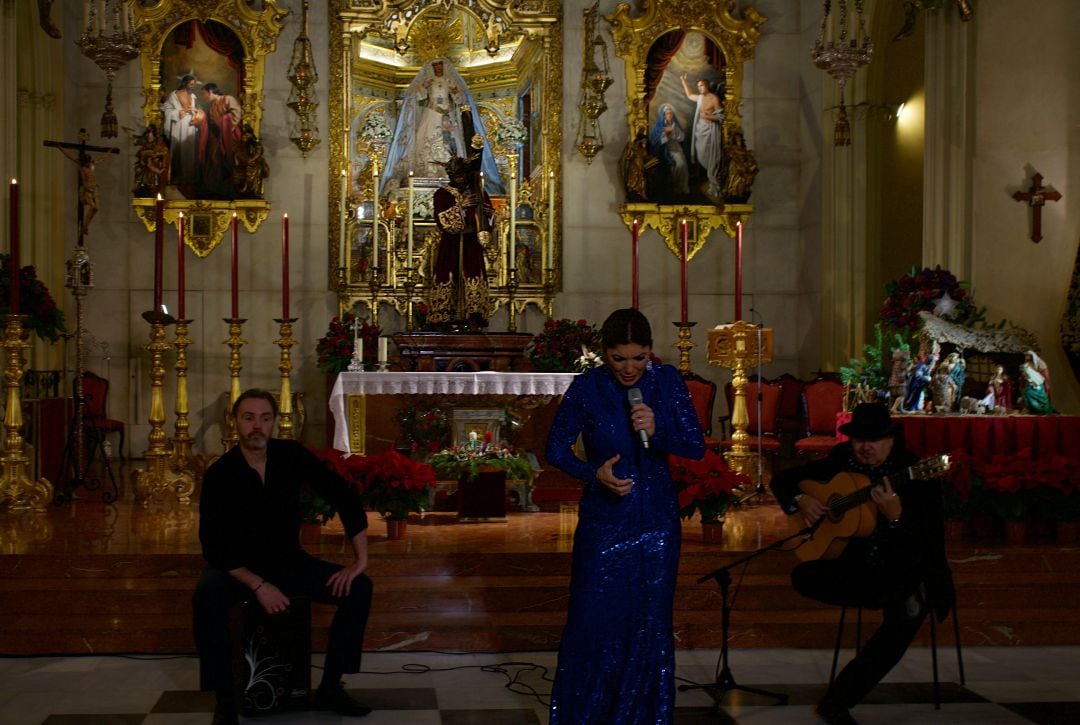 Joana Jiménez, durante su actuación en la gala flamenca benéfica celebrada en la Hermandad de Los Gitanos