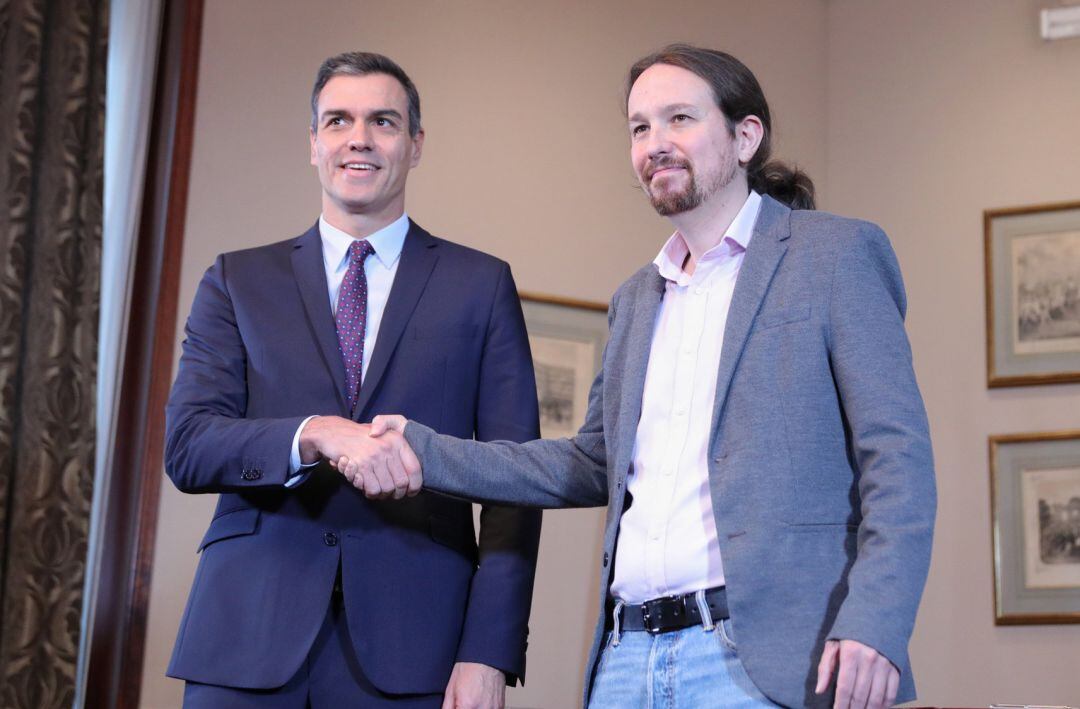 El presidente del Gobierno en funciones, Pedro Sánchez y el líder de Podemos, Pablo Iglesias, se estrechan la mano