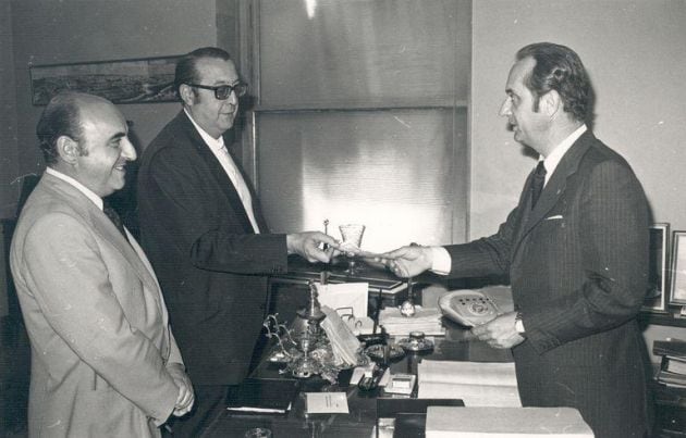 Entrega de la cuestación popular al alcalde de Córdoba, Antonio Alarcón el 22 de junio de 1974. Autor: Ladis.