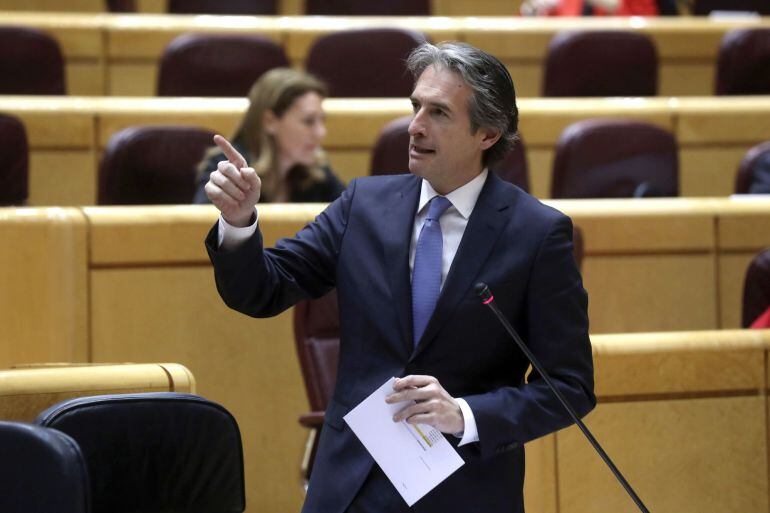 El ministro de Fomento, Iñigo de la Serna, durante su intervención en la sesión de control al Gobierno celebrada en el pleno del Senado