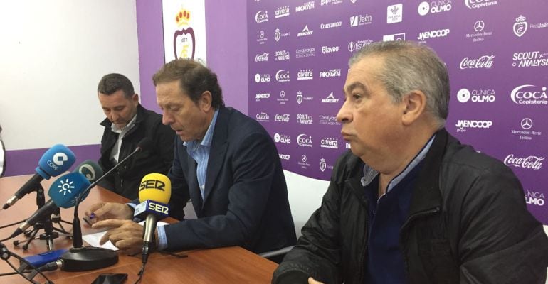 Juan Carlos Hidalgo, en primer término, y el ex presidente del Real Jaén, Higinio Vilches, durante la rueda de prensa.