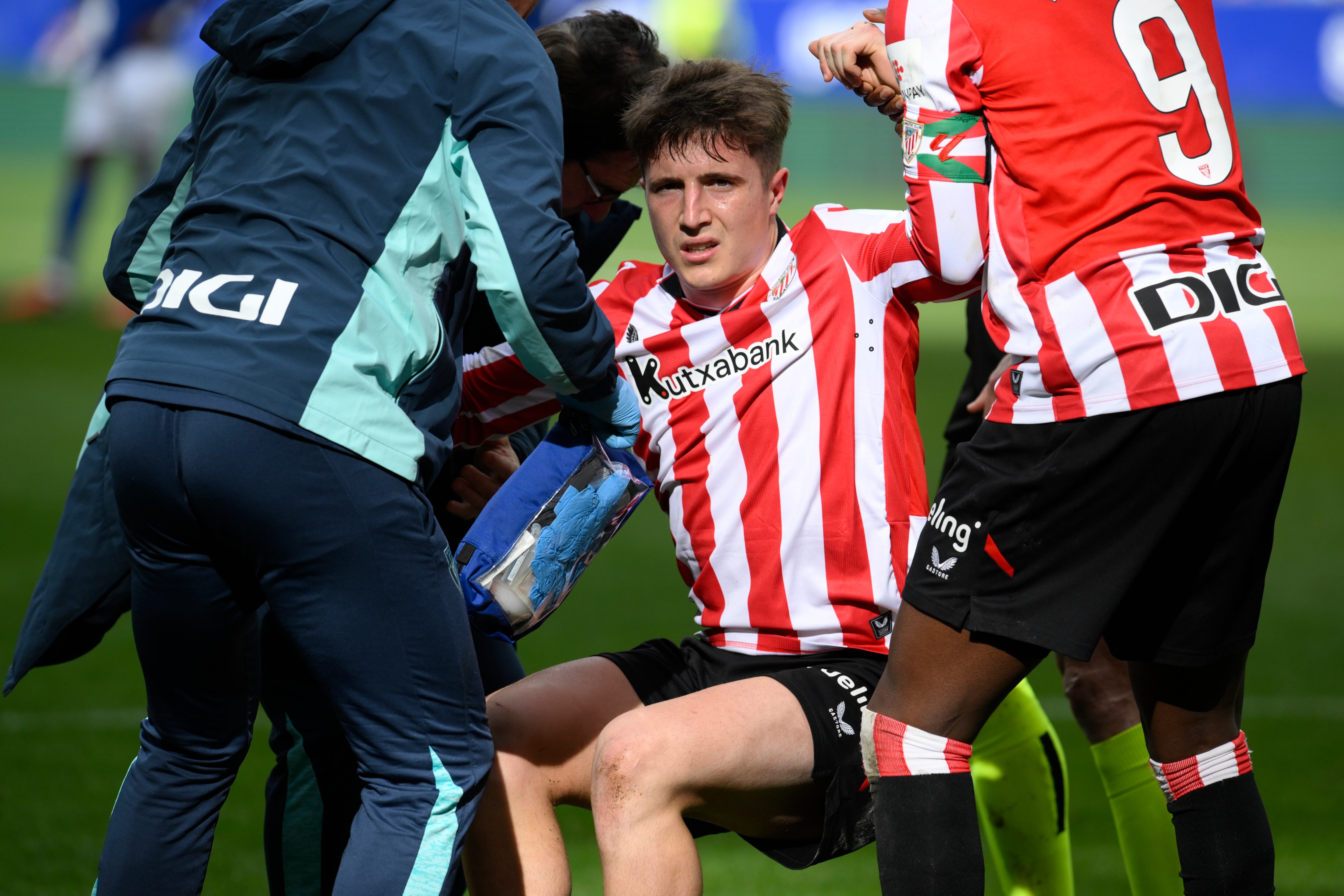 OVIEDO, 15/02/2026.- El centrocampista del Athletic Mikel Jauregizar durante el partido de la jornada 24 de LaLiga que disputan el Real Oviedo y el Athletic Club este domingo en el estadio Carlos Tartiere en Oviedo. EFE/Eloy Alonso