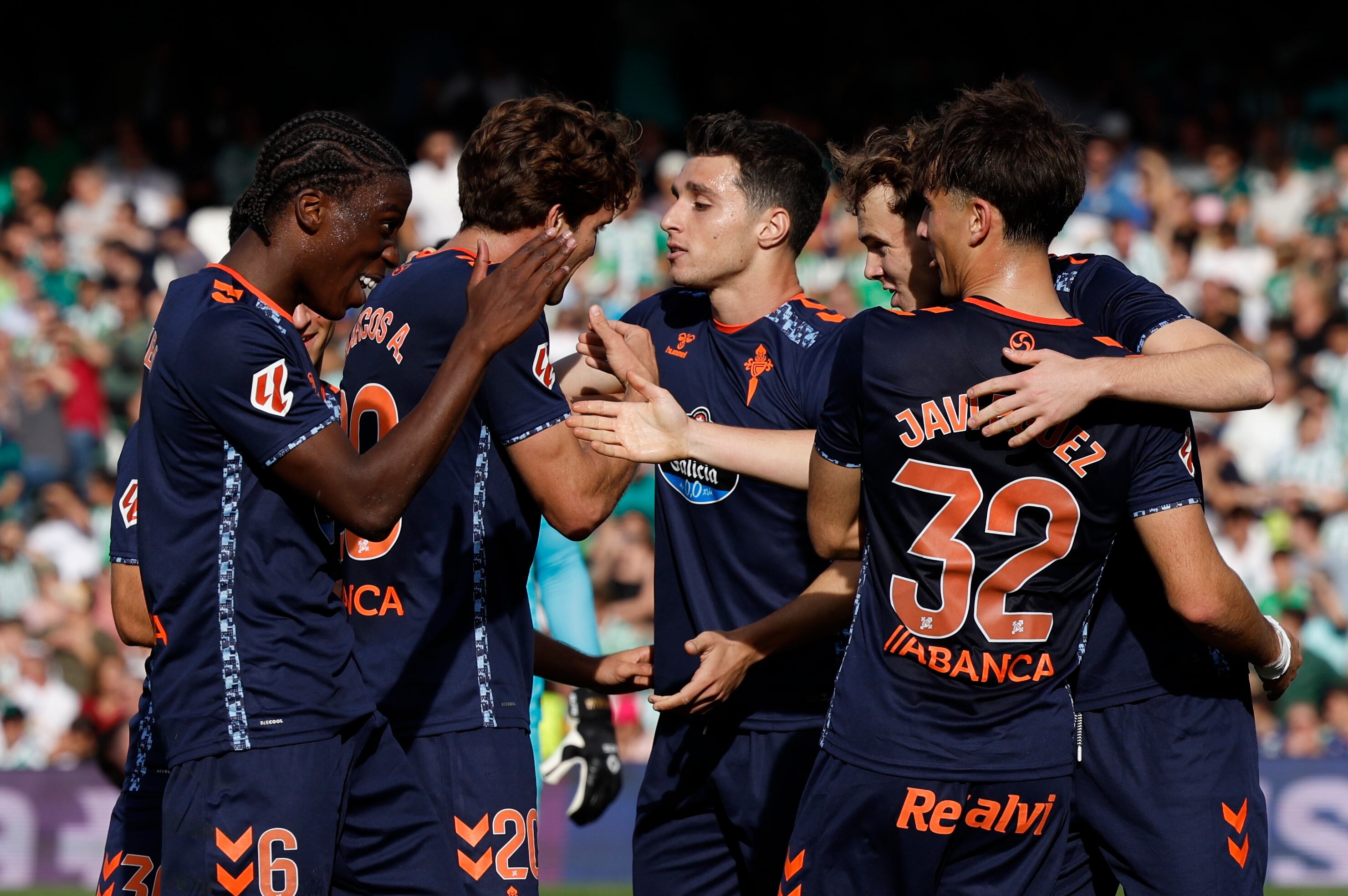 SEVILLA, 10/11/2024.- Los jugadores del Celta de Vigo celebran su segundo gol ante el Betis durante el partido de LaLiga disputado este domingo en el Benito Villamarín de Sevilla. EFE/ Julio Muñoz
