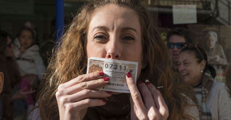 Una de las agraciadas con el cuarto premio en Andújar besa el décimo 7.211.