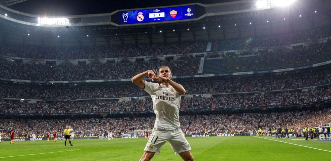 Gareth Bale celebra el gol aunque el marcador se lo da a la Roma