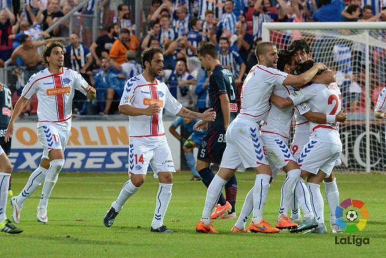 Los jugadores del Alavés celebran el primer gol conseguido en Huesca, marcado por Kiko Femenía