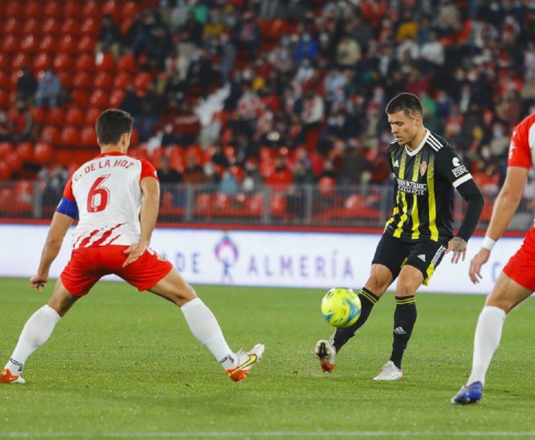 Narváez, desaparecido toda la tarde, intenta elevar el balón ante De la Hoz