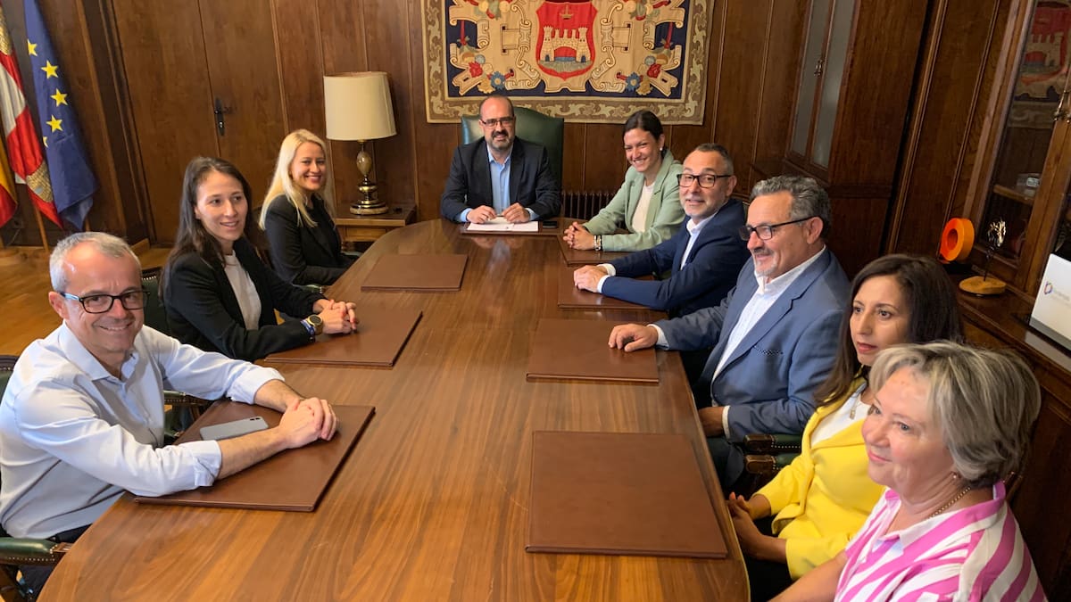 Morala devuelve la cena Templaria al Castillo y levanta el "parklet" en su primer día de alcalde de Ponferrada