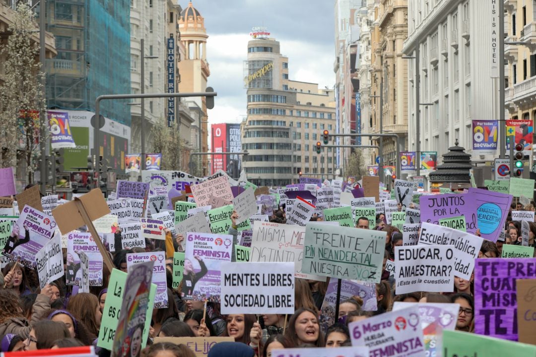 Jóvenes con pancartas que secundaron la huelga estudiante y feminista el 6 de marzo a su paso por el centro de Madrid 