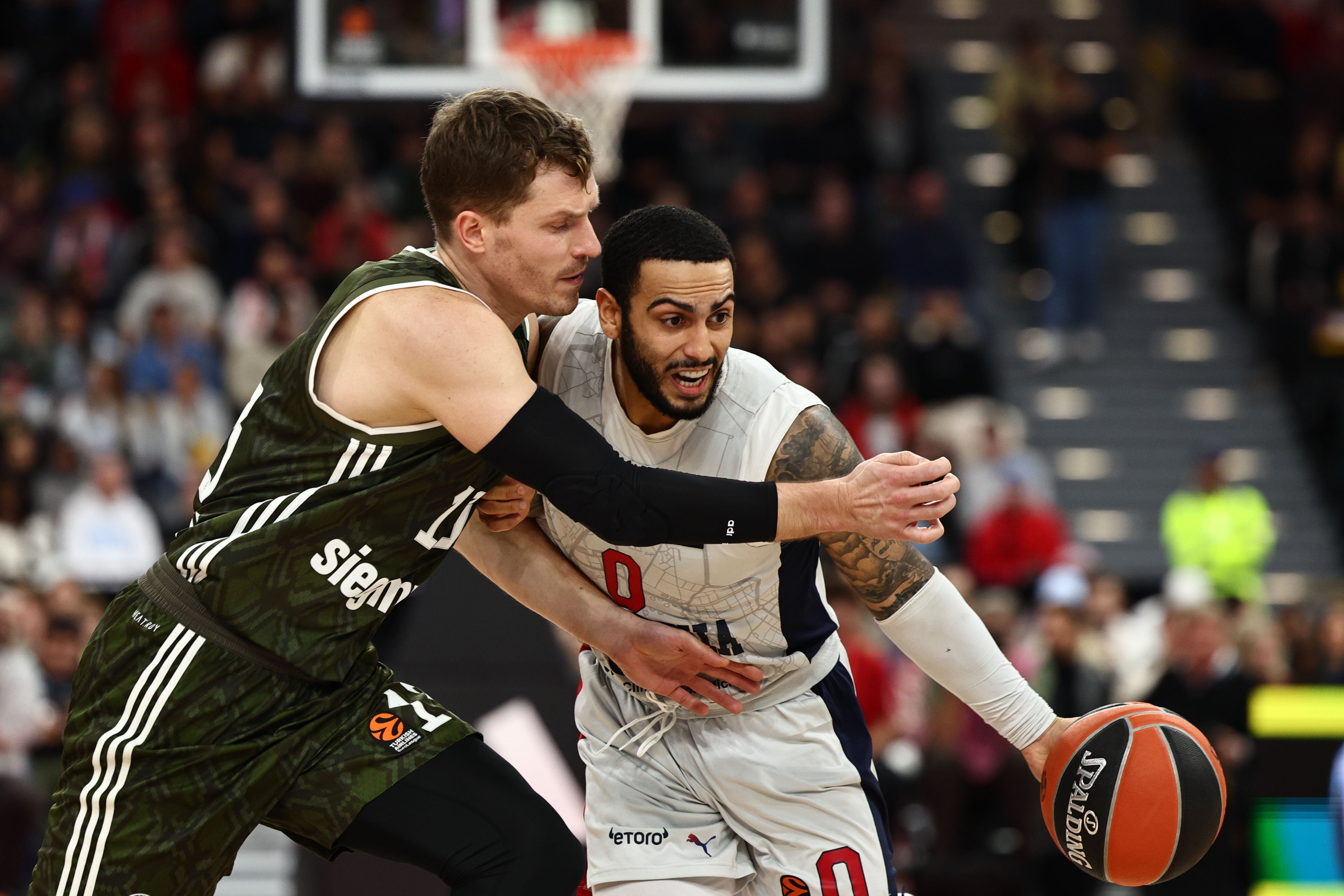 Munich (Germany), 05/12/2024.- Andreas Obst of Munich (L) in action against Markus Howard of Baskonia (R) during the Euroleague Basketball match between Bayern Munich vs Baskonia Vitoria-Gasteiz in Munich, Germany, 05 December 2024. (Baloncesto, Euroliga, Alemania) EFE/EPA/ANNA SZILAGYI
