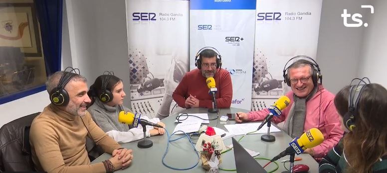 La Fallera Mayor Infantil de Gandia, Daniela Serralta y el vicepresidente de la FdF, Francisco Martínez, junto a Juan Miguel Lloret, director de la Fundación del Preventorio y los periodistas Enrique Bodí y Sandra Albert, durante el segundo día de campaña.