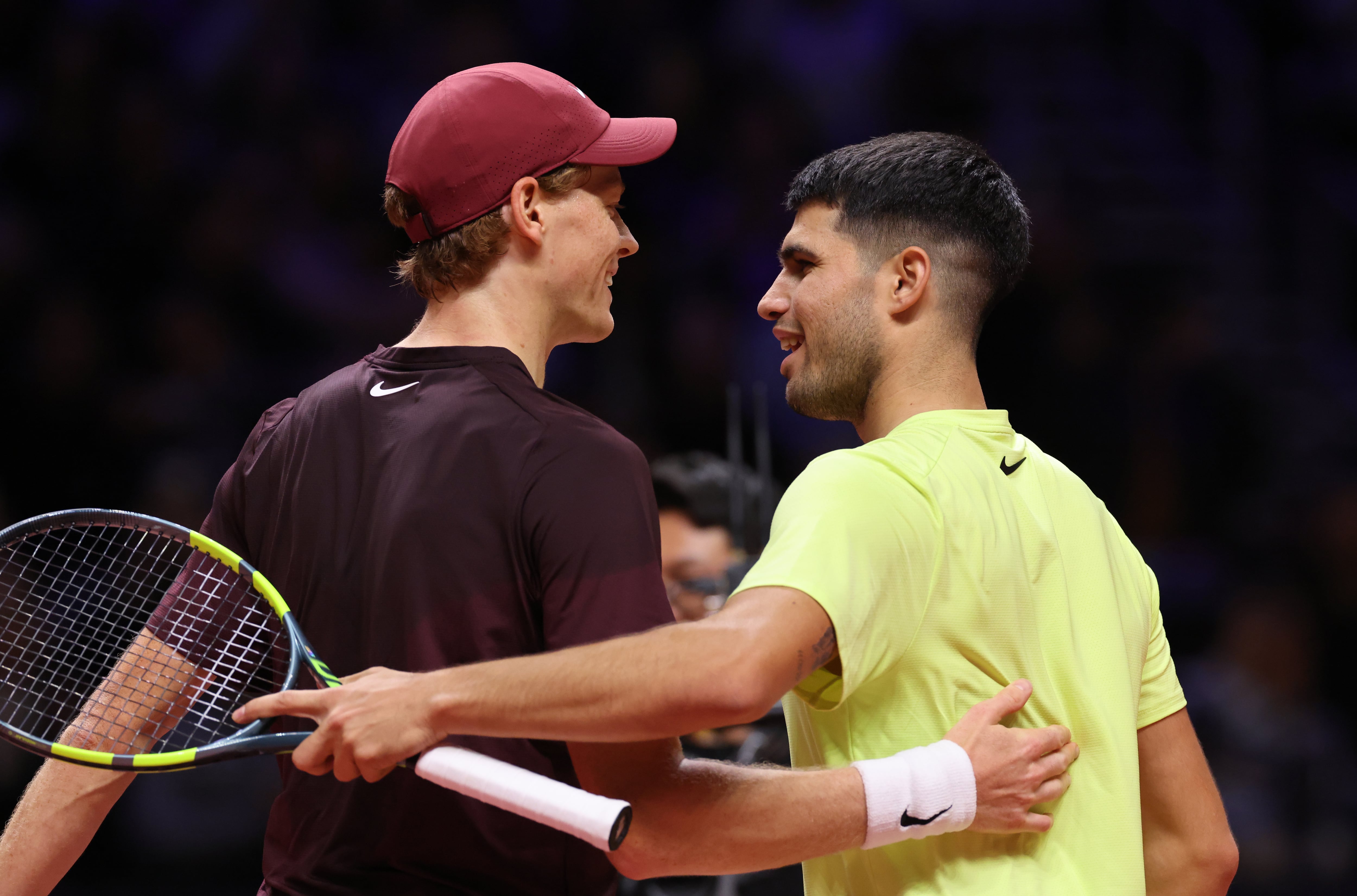 Incheon (South Korea), 10/01/2026.- Carlos Alcaraz (R) of Spain hugs Jannik Sinner of Italy after winning the Hyundai Card Super Match in Incheon, South Korea, 10 January 2026. (Tenis, Italia, Corea del Sur, España) EFE/EPA/HAN MYUNG-GU