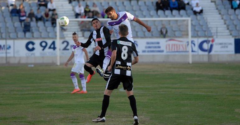 El mal estado del césped de La Victoria quedó patente en el último partido de liga.