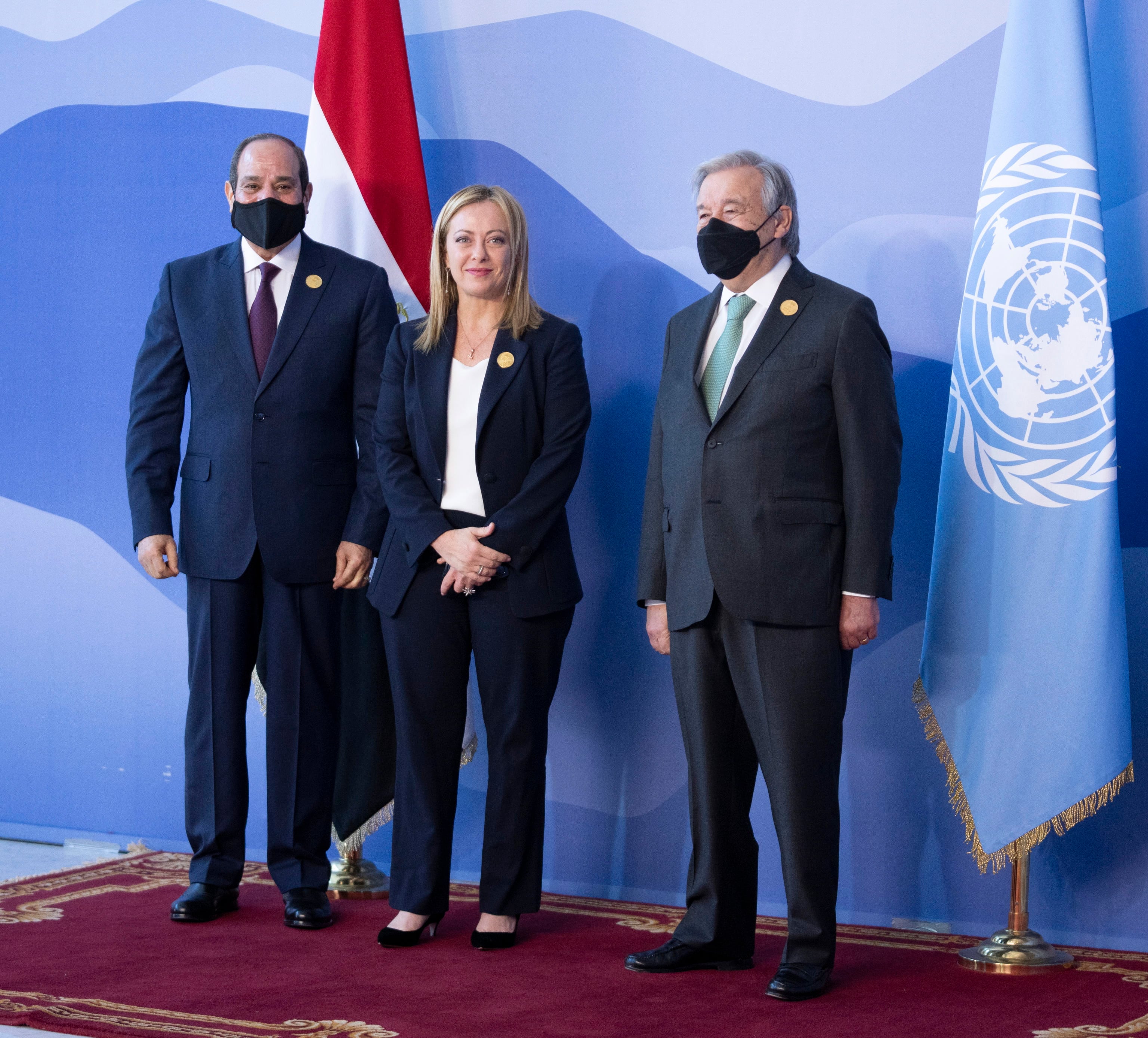 La presidenta italiana Giorgia Meloni (centro), el presidente egipcio Abdel Fattah al Sisi (izquierda) y el secretario general de la ONU, Antonio Guterres (derecha), posan en el Centro Internacional de Convenciones de Sharm el- Sheikh en la ceremonia inaugural de la COP27