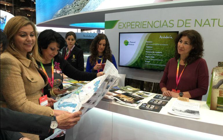 La consejera de Fomento ante el expositor de Andalucía en Fitur