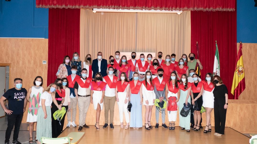 Foto de familia de uno de unos grupos graduados