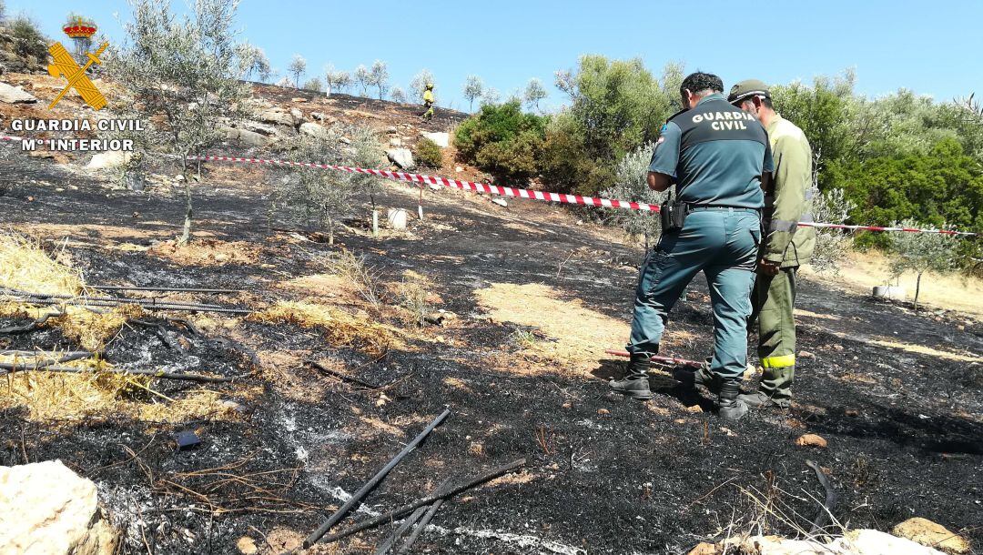 Agentes del la Guardia Civil durante la investigación del incendio en  Carcabuey