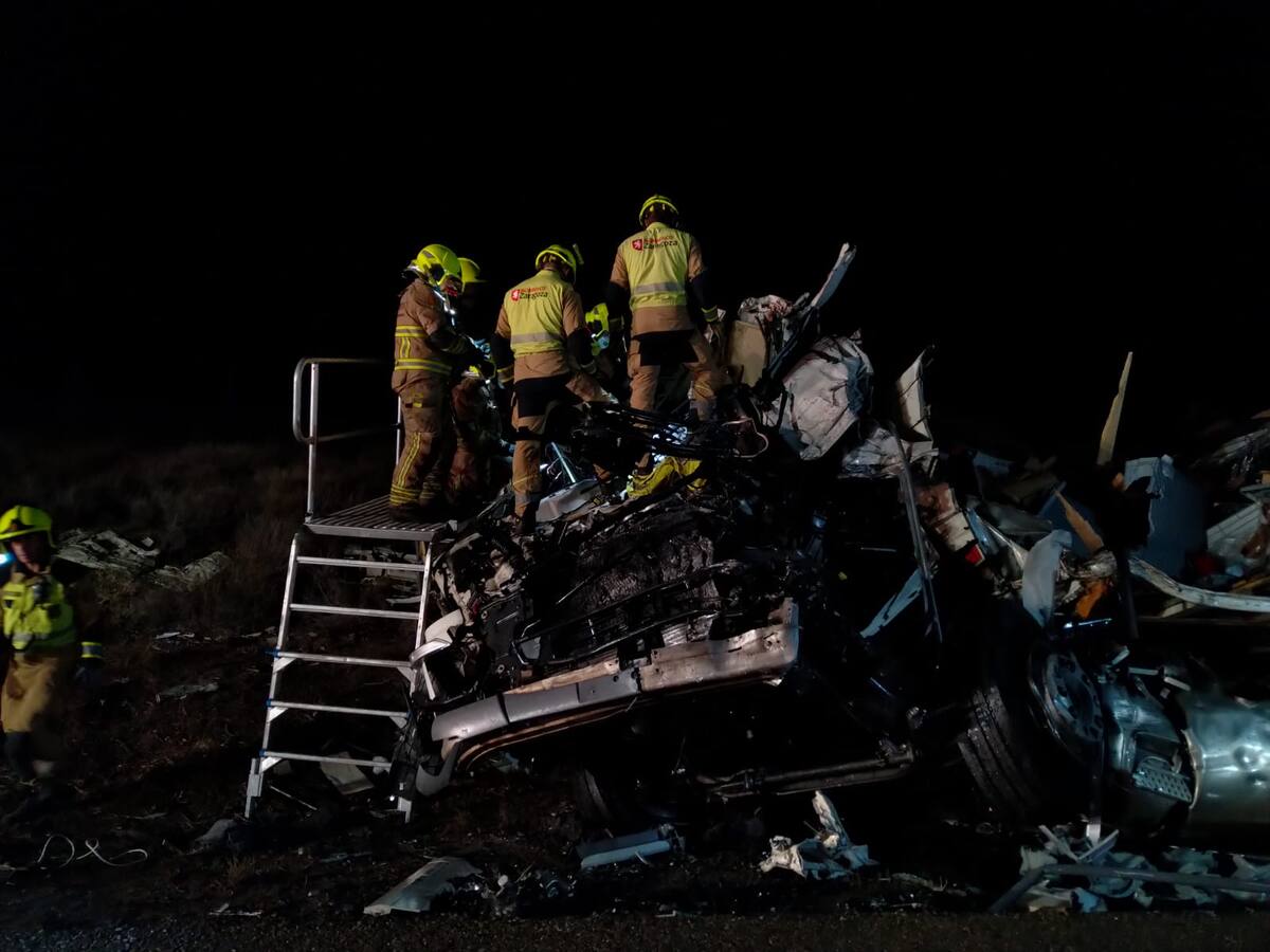 Fallecen dos camioneros en la N-II en Osera tras un choque frontal