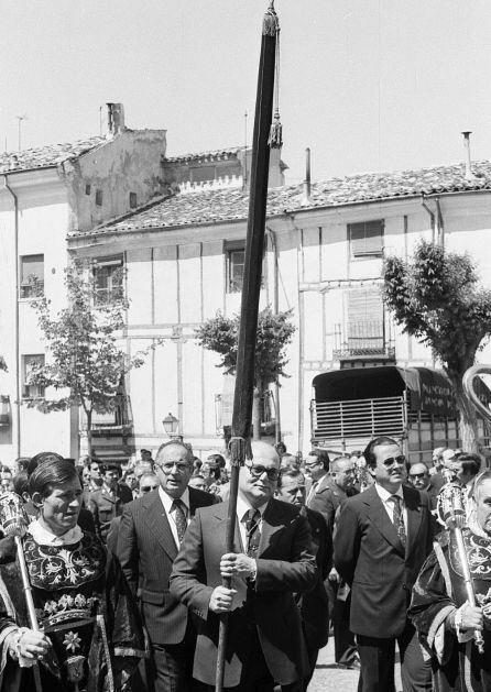 Pedro Cerrillo porta el Pendón de Alfonso VIII en la procesión del Corpus de Cuenca en 1980.